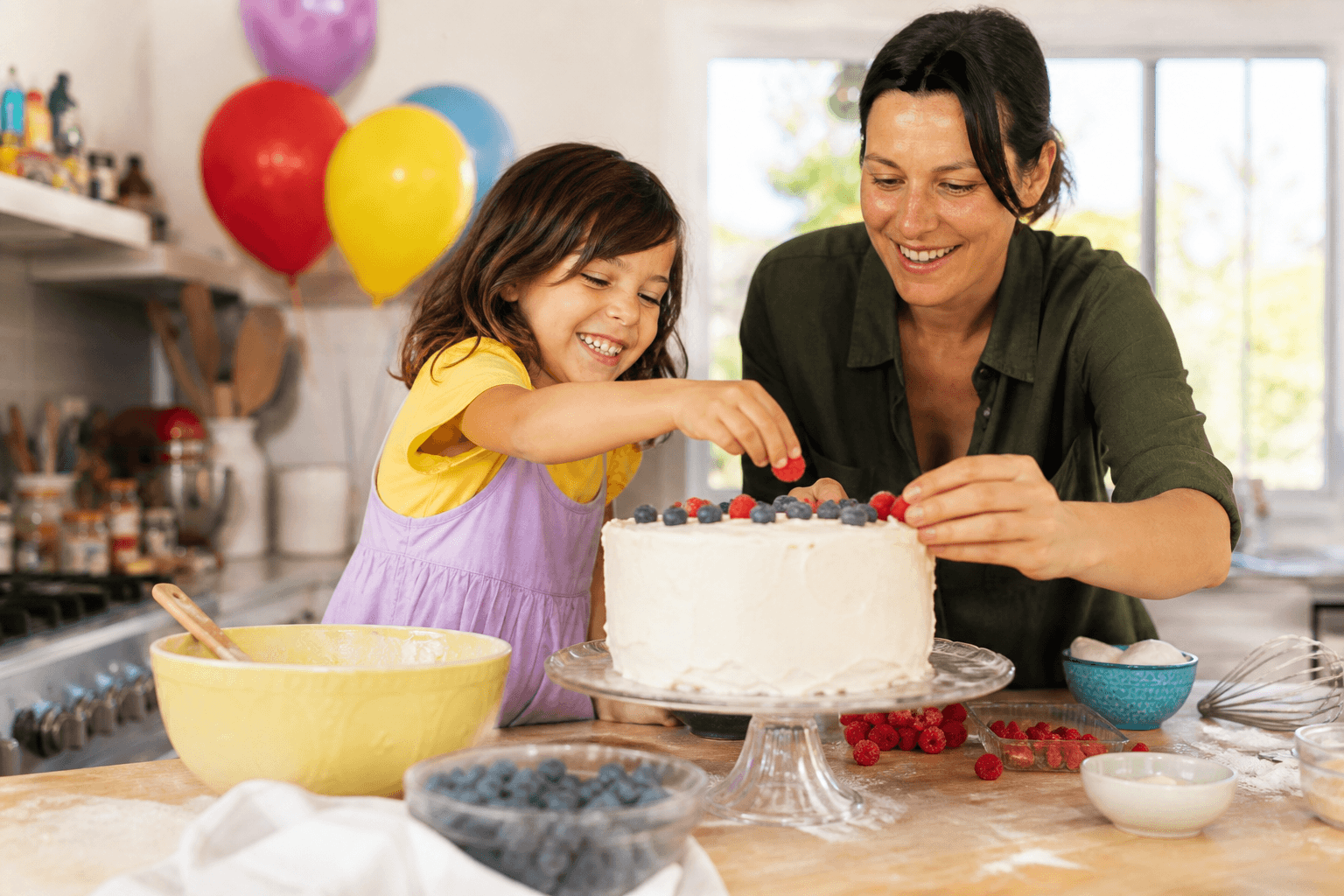 Family preparing the birthday cake